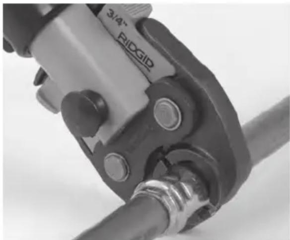 RIDGID RP 240 - Pressen eines Fittings mit typischen Pressbacken - 1