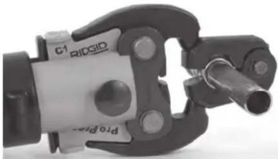 RIDGID RP 241 - Pressen eines Fittings mit typischer Ringbacke und Pressringsatz - 2