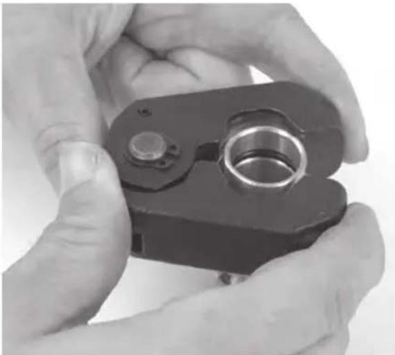 RIDGID RP 241 - Pressen eines Fittings mit typischer Ringbacke und Pressringsatz - 1