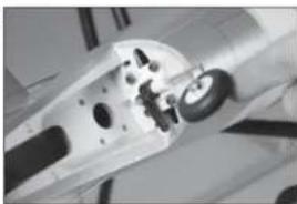 Hangar 9 P47D Thunderbolt 20cc - ☐ INSTALLATION DE L'ENSEMBLE DE ROUE DE119. QUEUE - 2