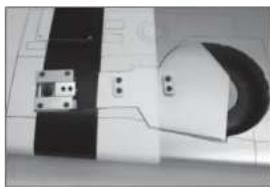 Hangar 9 P47D Thunderbolt 20cc - □ MONTAGE DES QUERRUDERS - 50