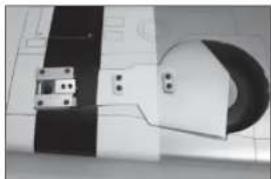 Hangar 9 P47D Thunderbolt 20cc - INSTALLATION DU SYSTÈME DE RENTRÉE - 11