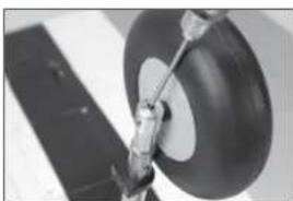 Hangar 9 P47D Thunderbolt 20cc - INSTALLATION DE L'AILERON - 42