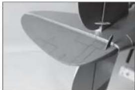 Hangar 9 P47D Thunderbolt 20cc - □ MONTAGE VON HÖHENRUDER- UND SEITENRUDER-SERVO - 1