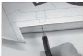 Hangar 9 P47D Thunderbolt 20cc - □ MONTAGE DES QUERRUDERS - 1