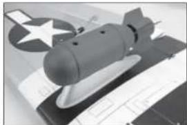 Hangar 9 P47D Thunderbolt 20cc - □ MONTAGE DES MASSSTABSGETREUEN ZUBEHÖRS - 3