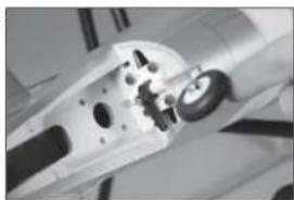 Hangar 9 P47D Thunderbolt 20cc - INSTALLAZIONE DEI SERVO DI ELEVATORE E110. MONE - 9