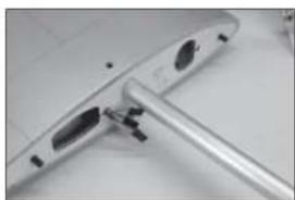 Hangar 9 P47D Thunderbolt 20cc - INSTALLATION VON STABILISATOR UND EITENRUDER - 2