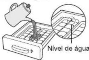 SAMSUNG RT28HAR4DSA - Retirar os cubos de gelo - 1