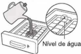 SAMSUNG RT31FAREDWW - Retirar os cubos de gelo - 1