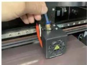 Renkforce Pro 7 Dual - Installation du support de bobine et du tube de filament. - 6