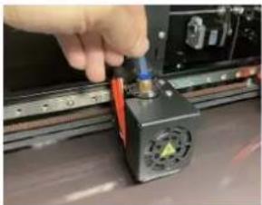 Renkforce Pro 7 Dual - Installation du support de bobine et du tube de filament. - 4