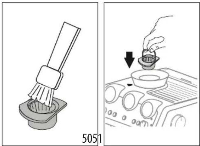 DELONGHI La Specialista Maestro EC9865M - Reiniging van het maalmechanisme - 2