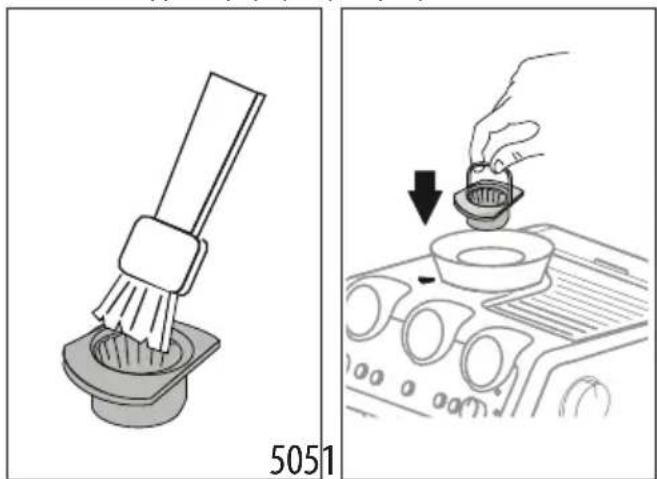 DELONGHI La Specialista Maestro EC9865M - Καθαρισμός των μύλων - 2