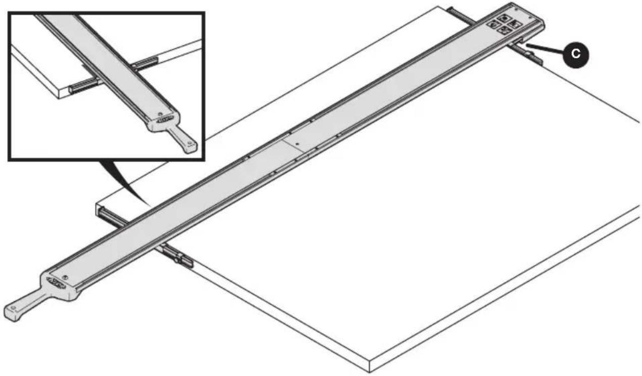 Kreg Straight Edge Guide - Alignez le rail de guidage sur les marques - 1