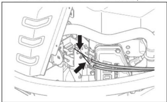 HUSQVARNA P 524X EFI - So schmieren Sie das Gaskabel und das Choke-Kabel (P 524X) - 1