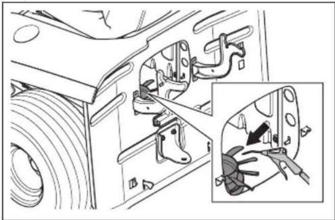 HUSQVARNA TC 112 - De koelventilator op de transmissie reinigen - 2