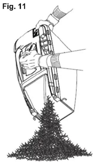 Scotts 62014S - EMPTYING THE GRASS CATCHER - 1