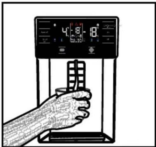 Illustration of a hand pressing a cup into a digital temperature meter with visible digital display and Chinese characters on the cup.