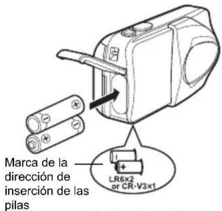 OLYMPUS Camedia D575 Zoom - Inserte las pilas, asegurándose de orientarlas correctamente, tal como se observa en la ilustración. - 1