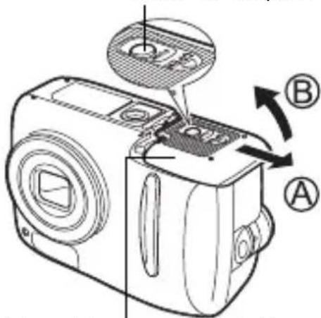 OLYMPUS X-450 - Presionando el botón de bloqueo, deslice la tapa del compartimiento de las pilas/ tarjeta en la dirección indicada por Ⓐ luego levántela hacia Ⓑ - 2