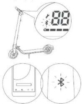 NINEBOT KickScooter E45D - Migająca ikonka Bluetooth wskazuje, że hulajnoga oczekuje na połączenie. - 1
