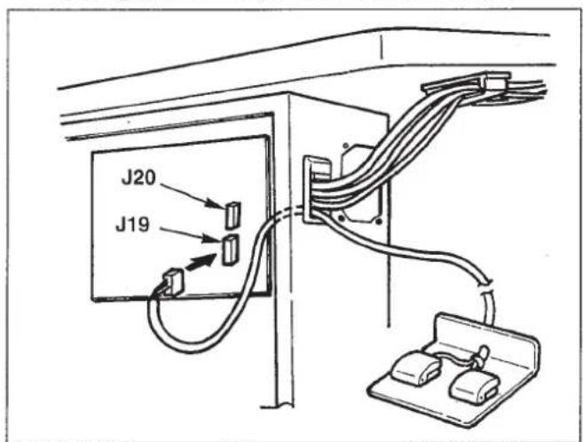 JUKI LK-1930 - Connection of the optional pedal / Anschluß des gesonderten Fußschalters / Raccordement de la pedale en option / Conexión del pedal optional / Collegamento del pedale a richiesta - 1