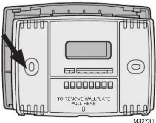 HONEYWELL RTH2300B1038/E1 - Séparer la plaque murale du nouveau thermostat - 1