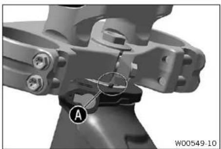 KTM 500 EXC-F (2024) - Monter le té de fourche inférieur - 2