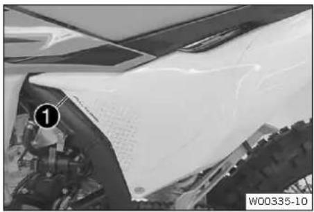 KTM 500 EXC-F (2024) - Déposer le couvercle du boîtier du filtre à air - 1