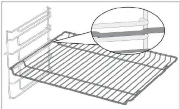 BEKO BBIM17300BPSEA - Mise en place de la grille métallique et du plateau métallique sur les étagères de cuisine - 1