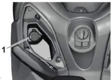 YAMAHA XMAX300 (2023) - Pour utiliser la prise - 1