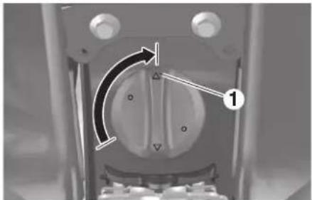 YAMAHA XMAX300 (2023) - Mise en place du bouchon du réservoir de carburant - 1