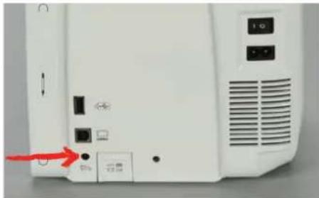 BERNINA 790 PRO - フットコントローラーを接続する - 2