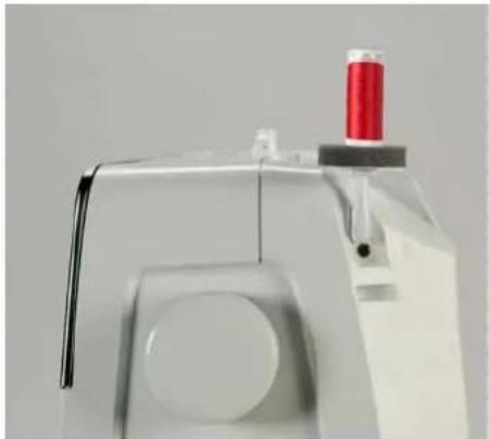 BERNINA 790 PRO - 糸立て棒を立てる - 3