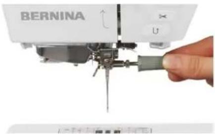 BERNINA 790 PRO - 刺しゅう針を取り付ける - 2