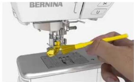 BERNINA 790 PRO - 糸通し器の掃除 - 6