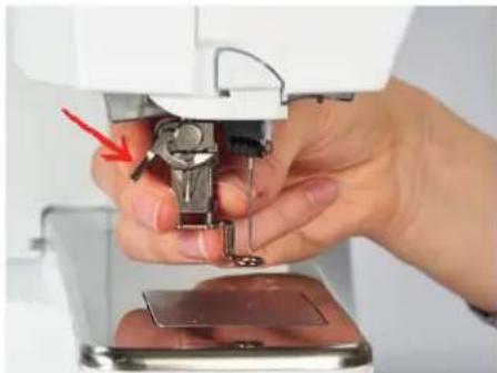 BERNINA 790 PRO - 刺しゅう押えを取り付ける - 1