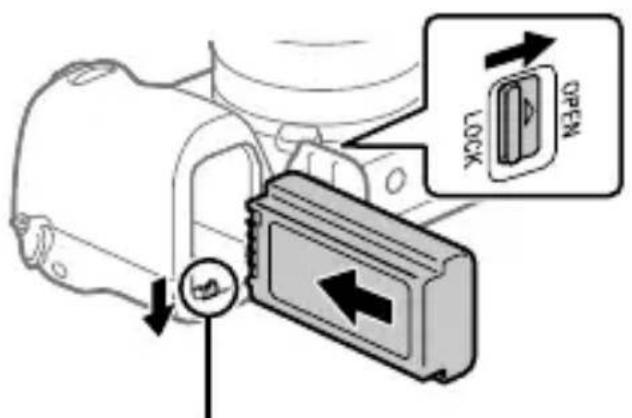 SONY Alpha A6700 - Insertion de la batterie (fourni)/carte mémoire (vendu séparément) dans l'appareil - 1
