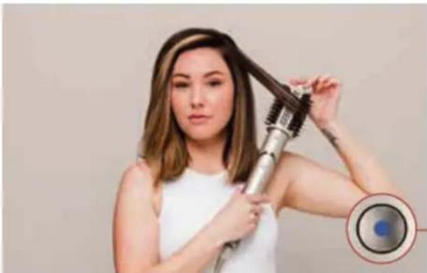 SHARK FlexStyle HD424SLEU - ② Nehmen Sie eine Strähne Ihres Haars, um am Scheitel Volumen aufzubauen. Für voluminöse Fönfrisuren beginnen Sie damit, die Rundbürste unter dem Haar in der Nähe des Ansatzes zu platzieren. - 1