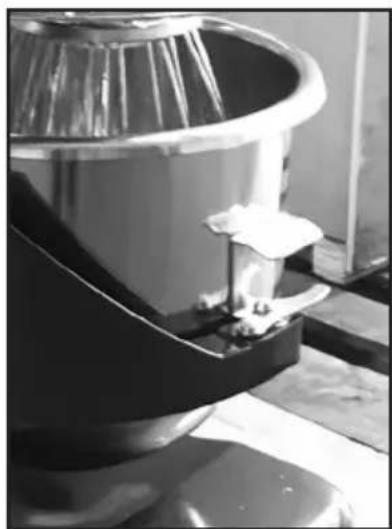 Waring Commercial Luna WSM20L - Removing and Attaching the Bowl Guard: - 2