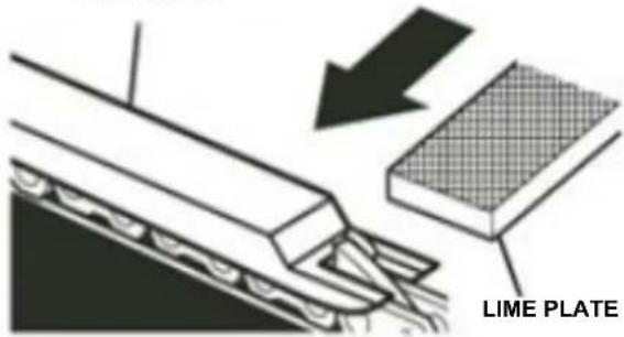 Earthwise CVPS43010 - DÉGAGEMENT DU LIMITEUR DE PROFONDEUR (Fig. 17) - 2