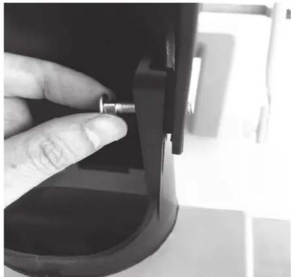 Earthwise SN71018 - INSTALLING CHUTE DEFLECTOR - 3