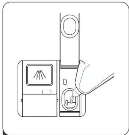 SIGNATURE SLVI14C42 - Filling The Rinse Aid Reservoir - 3