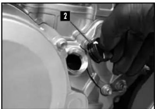 Sherco 500 SEF (2024) - CHECKING THE ENGINE OIL LEVEL - 2