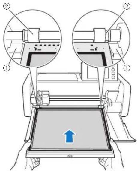 BROTHER SDX125e - Tout en maintenant le support à plat et en l'insérant légèrement dans la fente - 1