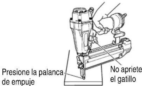Presione la palanca de empuje No apriete el gatillo