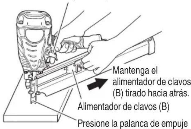 Mantenga el alimentador de clavos (B) tirado hacia atrás. Alimentador de clavos (B) Presione la palanca de empuje