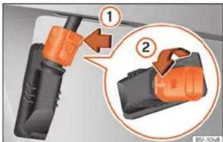 SEAT Alhambra (2023) - Remplacement des ampoules de l'éclairage de la plaque d'immatri-culation - 2