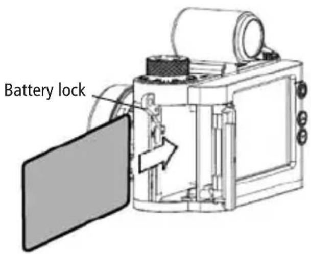 MINOX DCC Digital Classic Camera 5.1 - Inserting the battery - 1